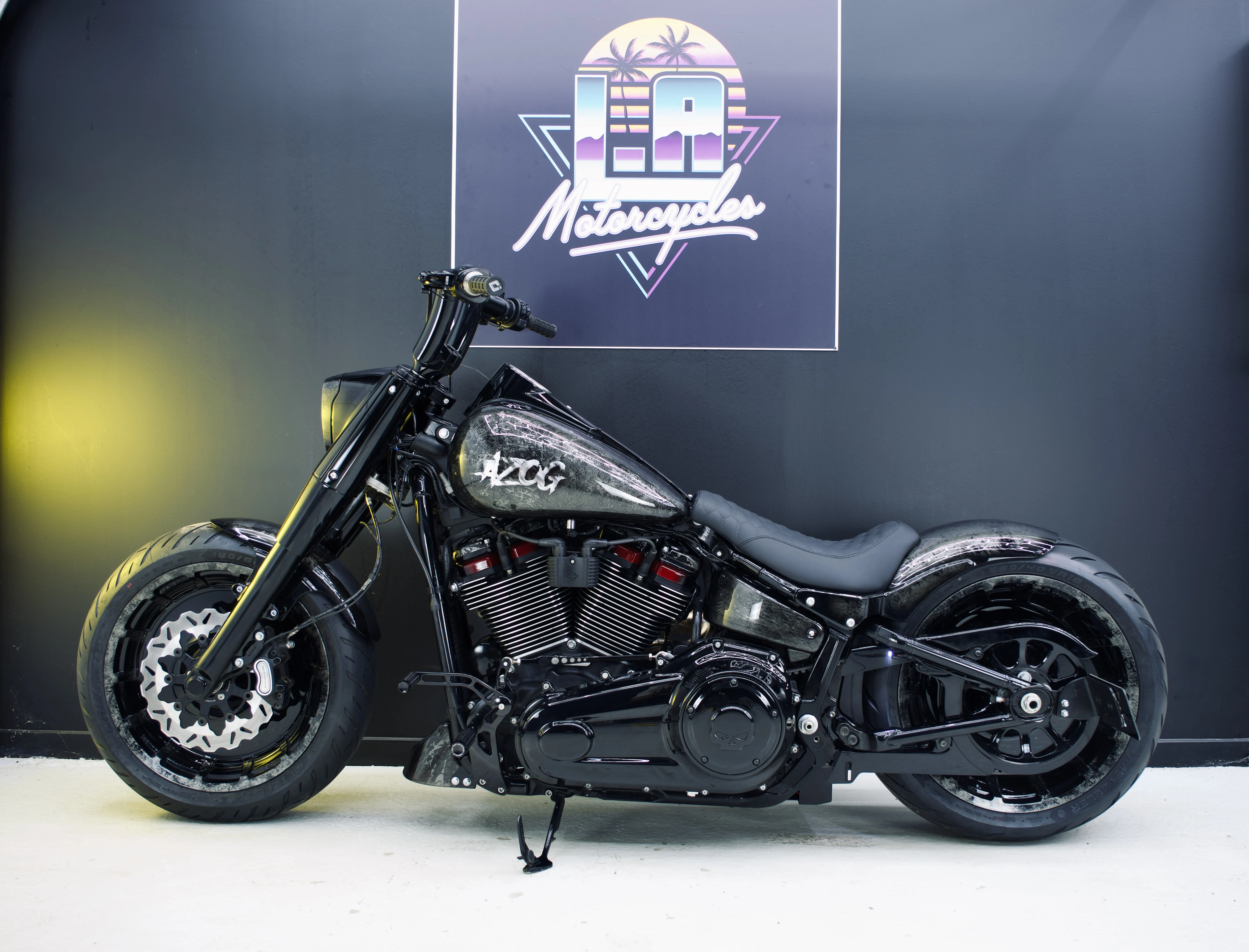 Vue latérale montrant la finition noire