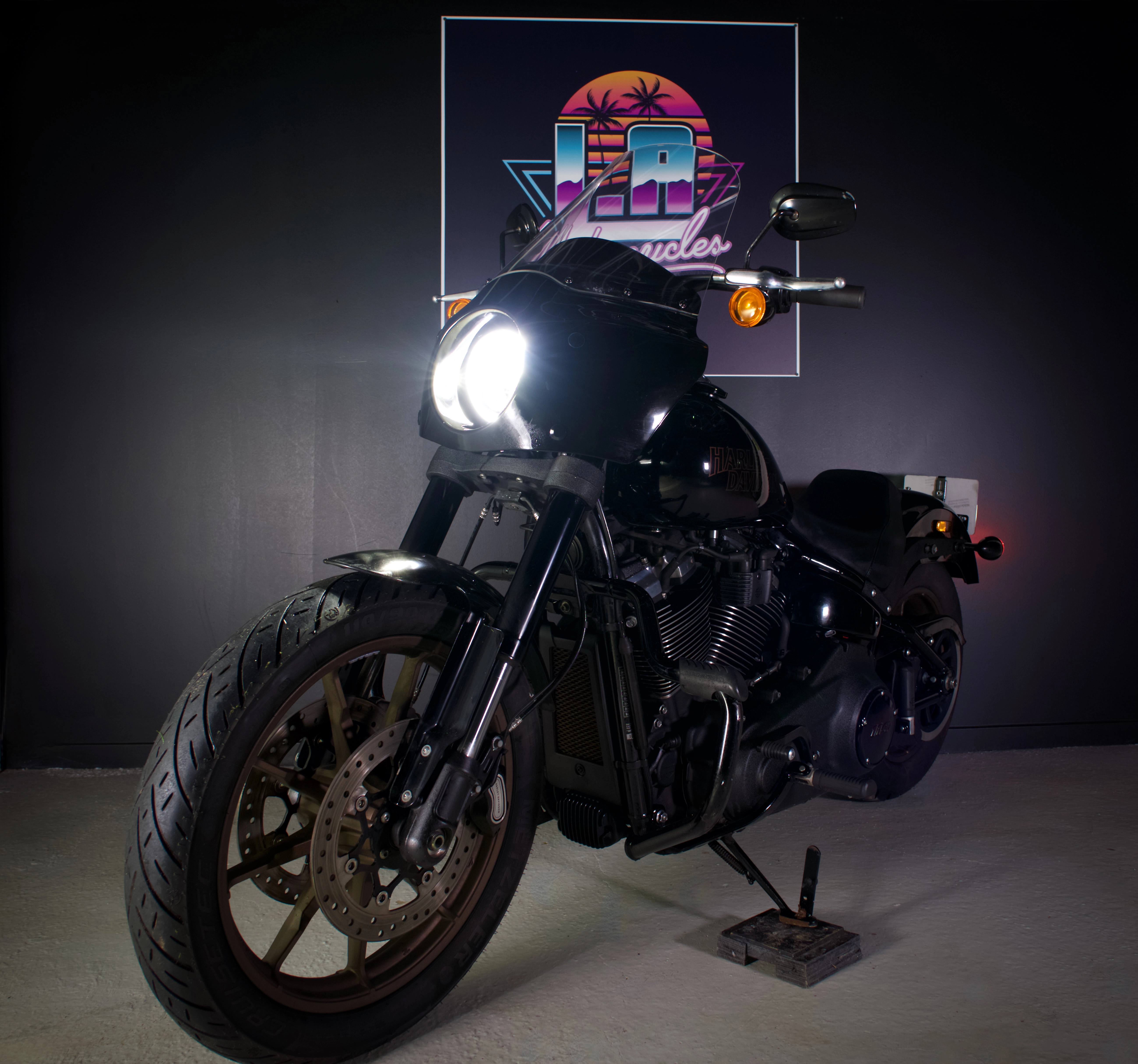 Low Rider S noir brillant vue de trois-quarts avant