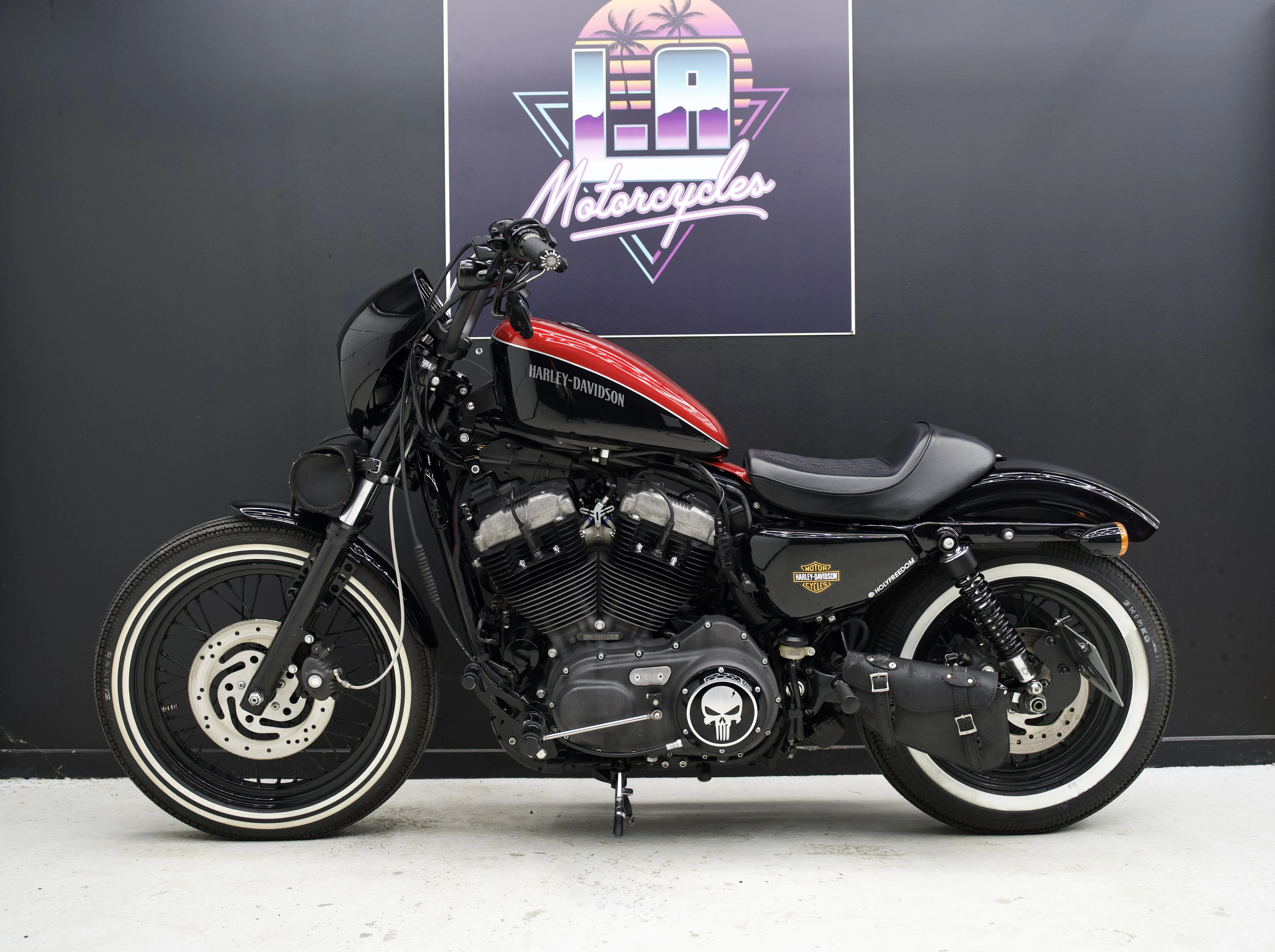 Vue latérale complète avec pneus à flancs blancs