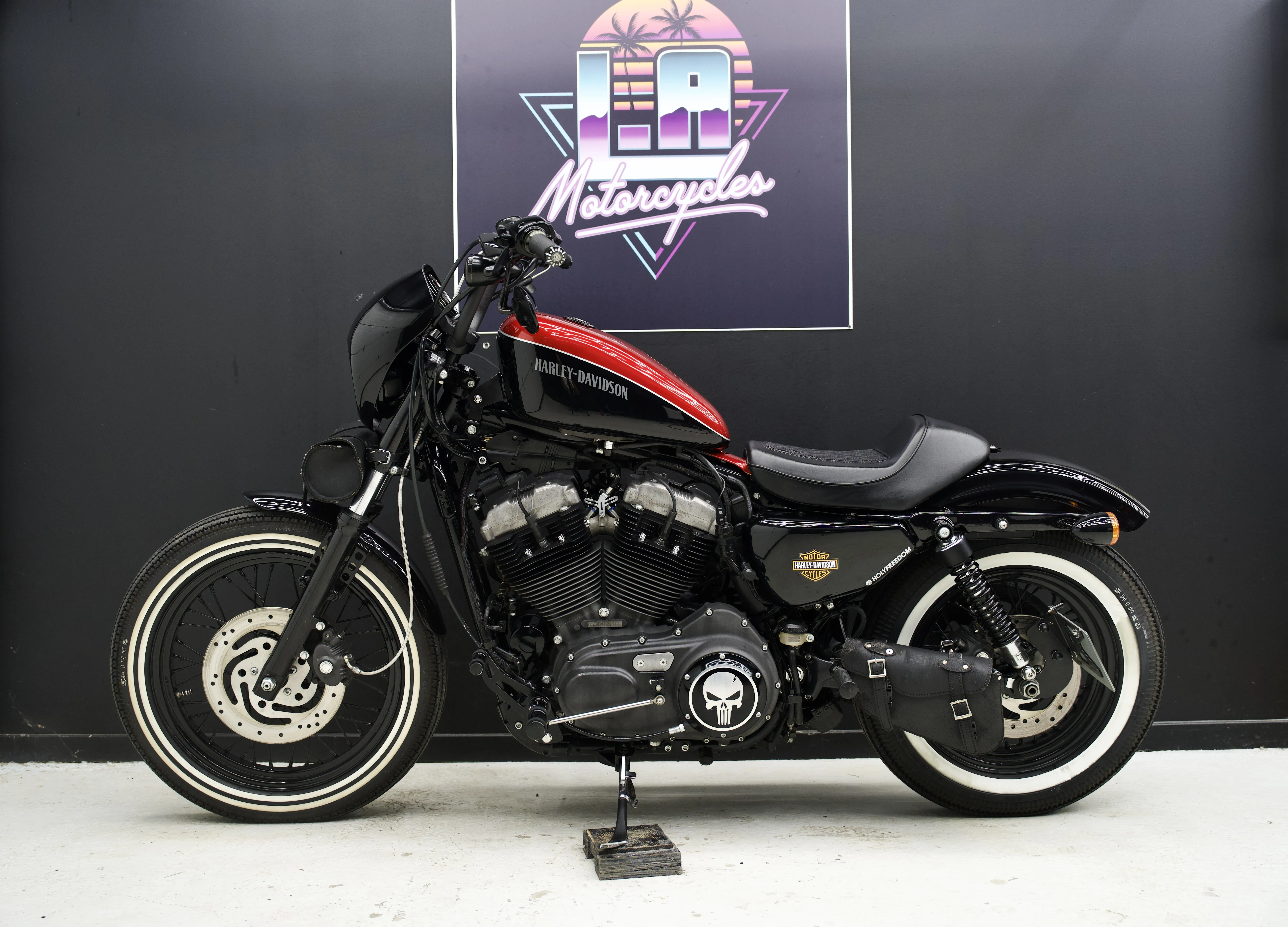 Vue latérale complète avec pneus à flancs blancs