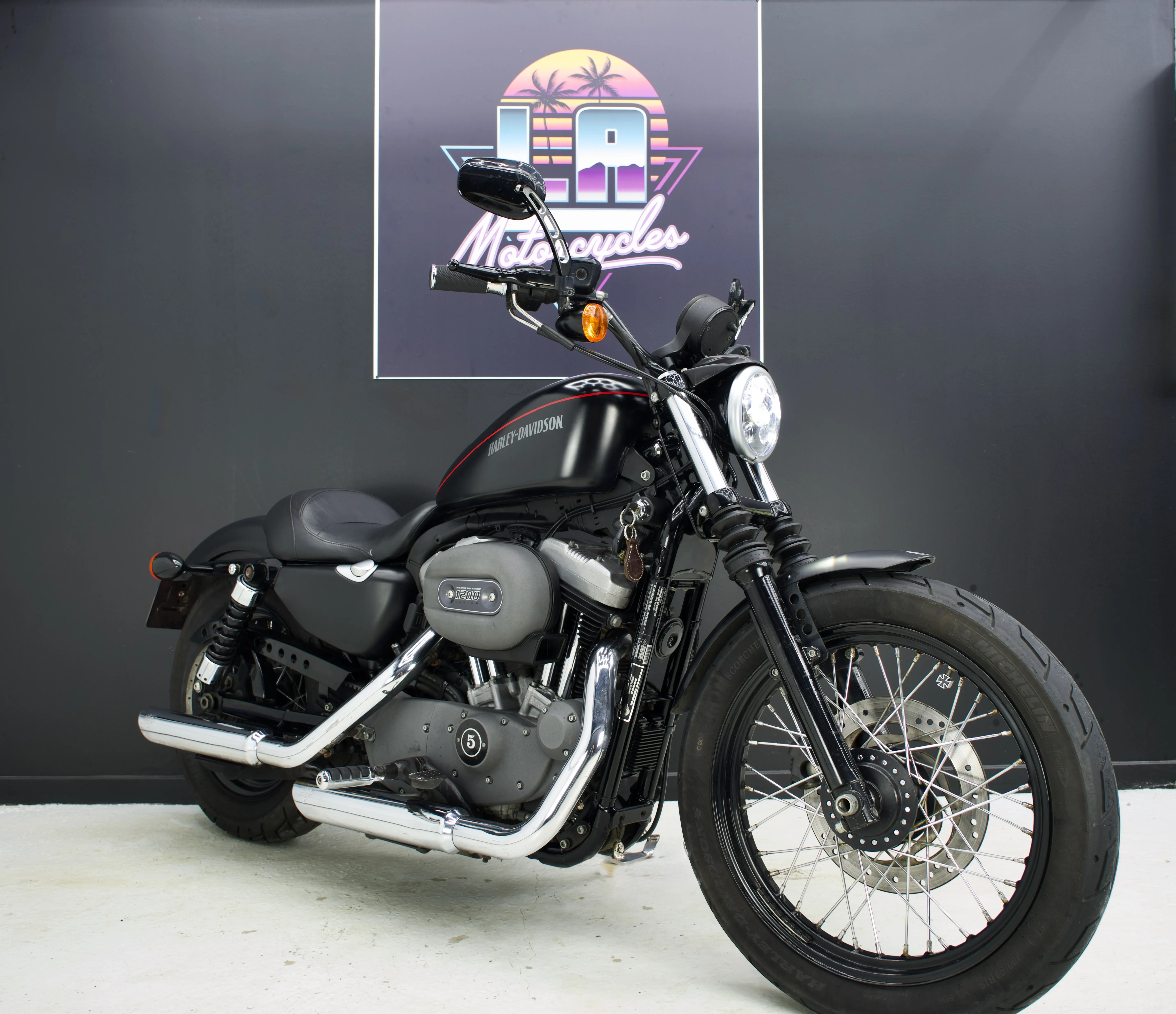 Vue latérale montrant la peinture black mate