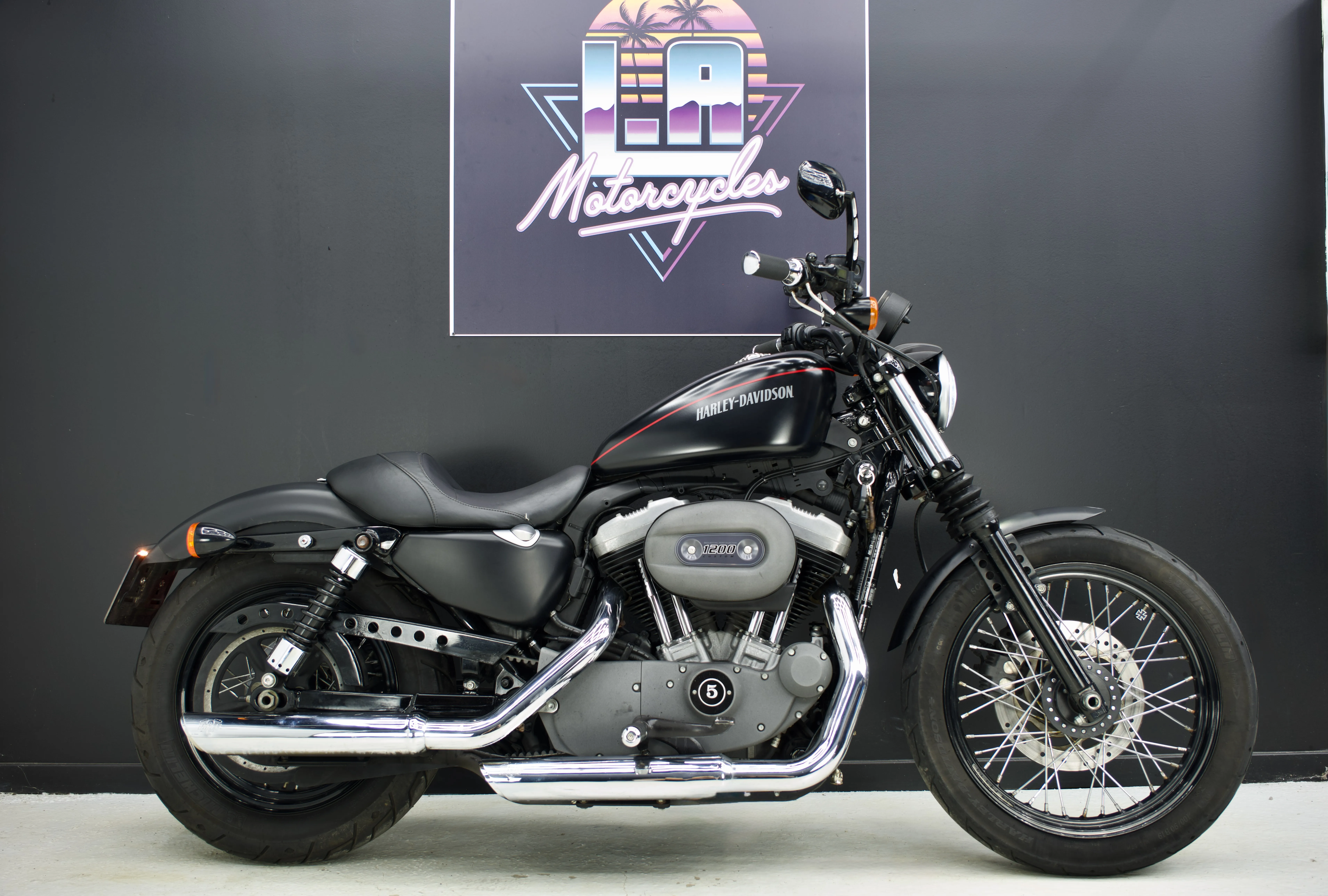 Détail du réservoir et du liseret rouge