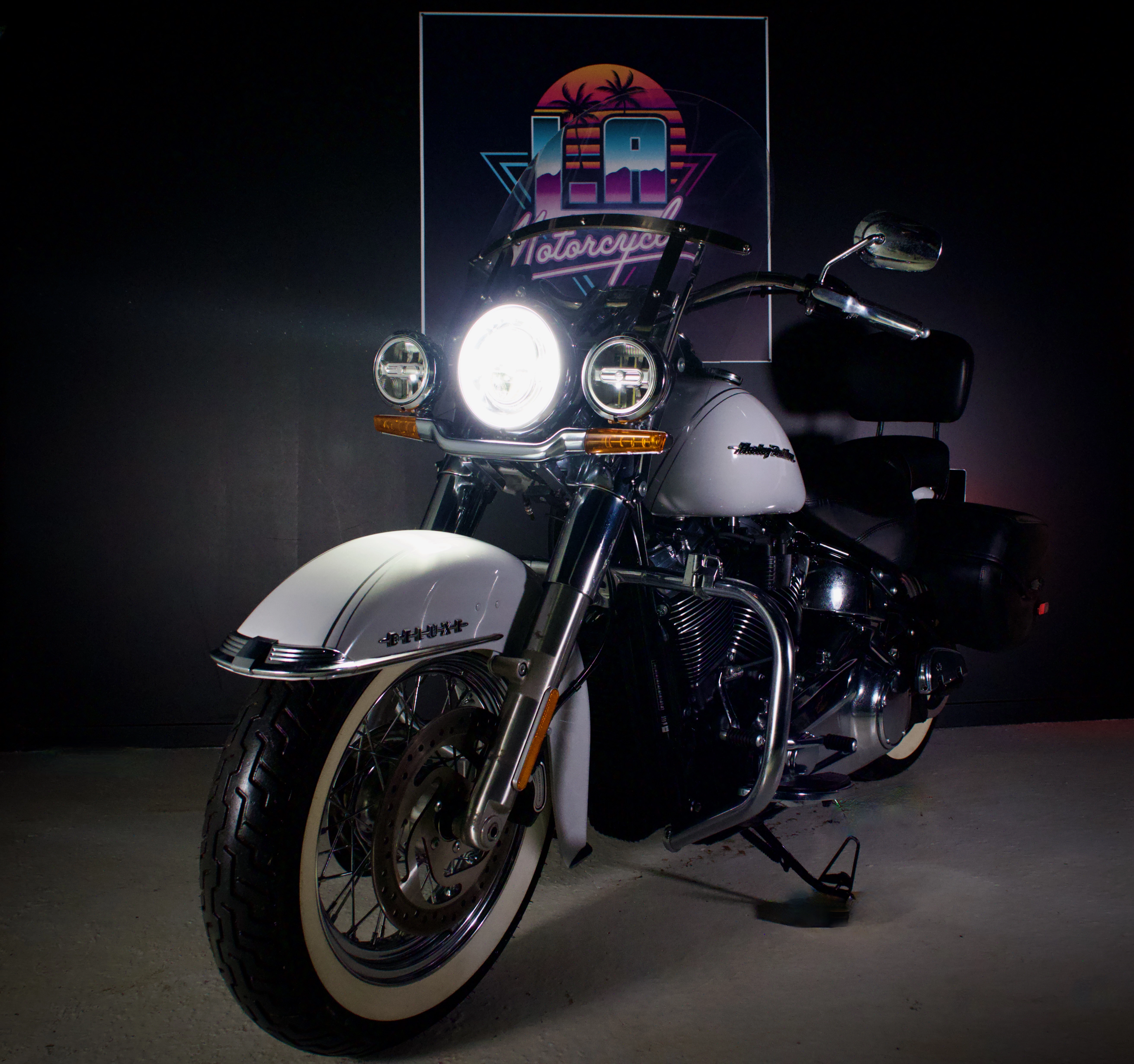 Vue principale du Softail Deluxe blanc nacré