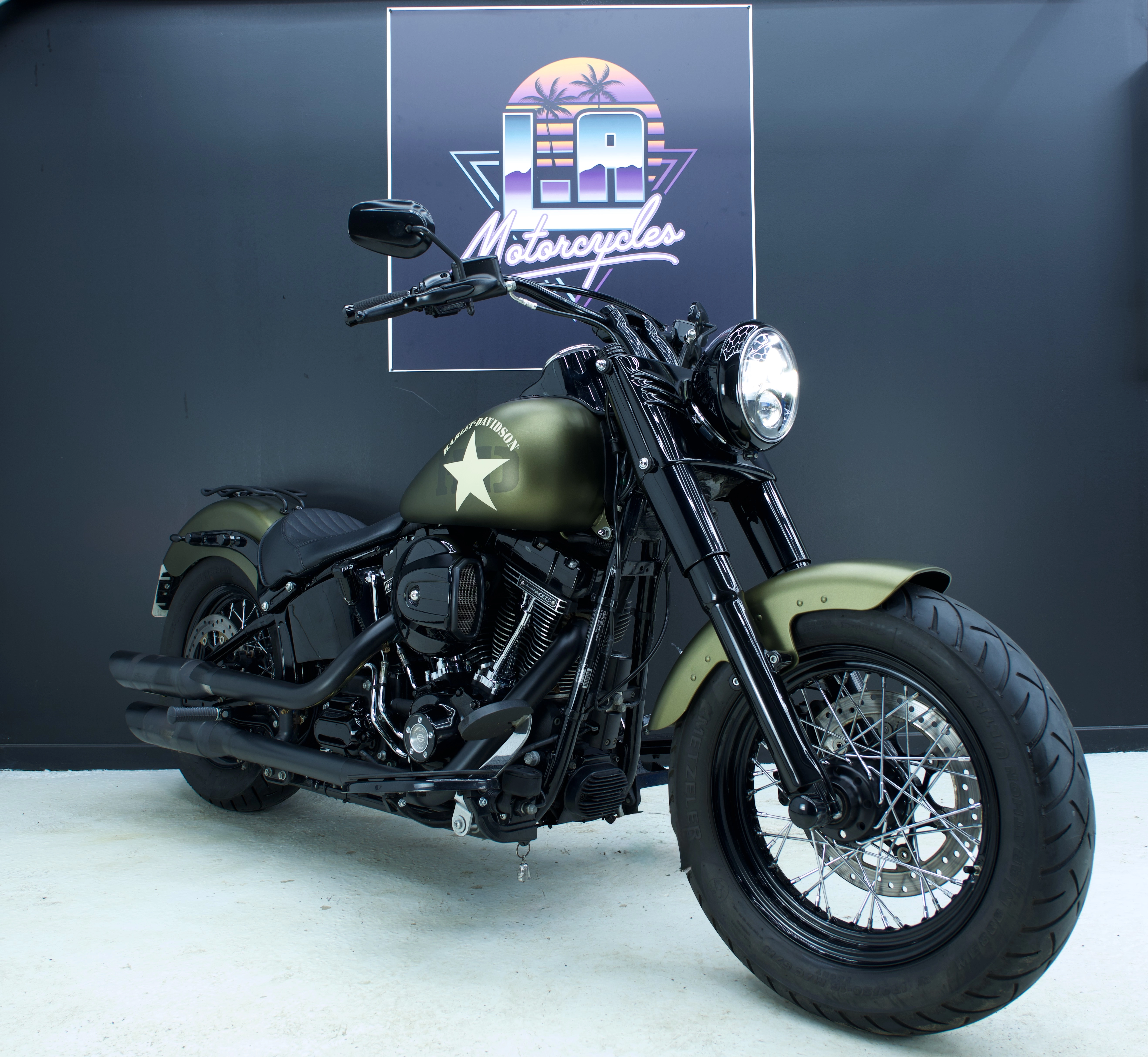 Vue latérale montrant la ligne d'échappement